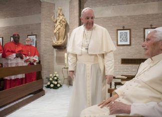 O Papa Francisco e o Papa emérito Bento XVI foram vacinados contra a Covid-19