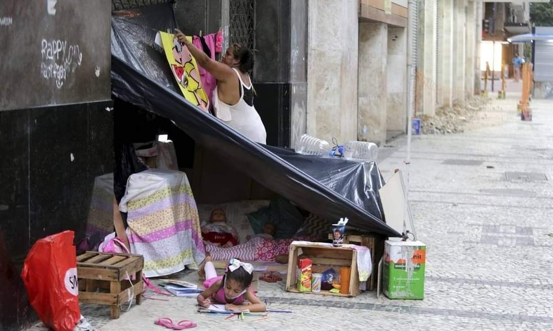 sensivel-mente.com - Mãe moradora de rua transformou a calçada em um LAR para as filhas