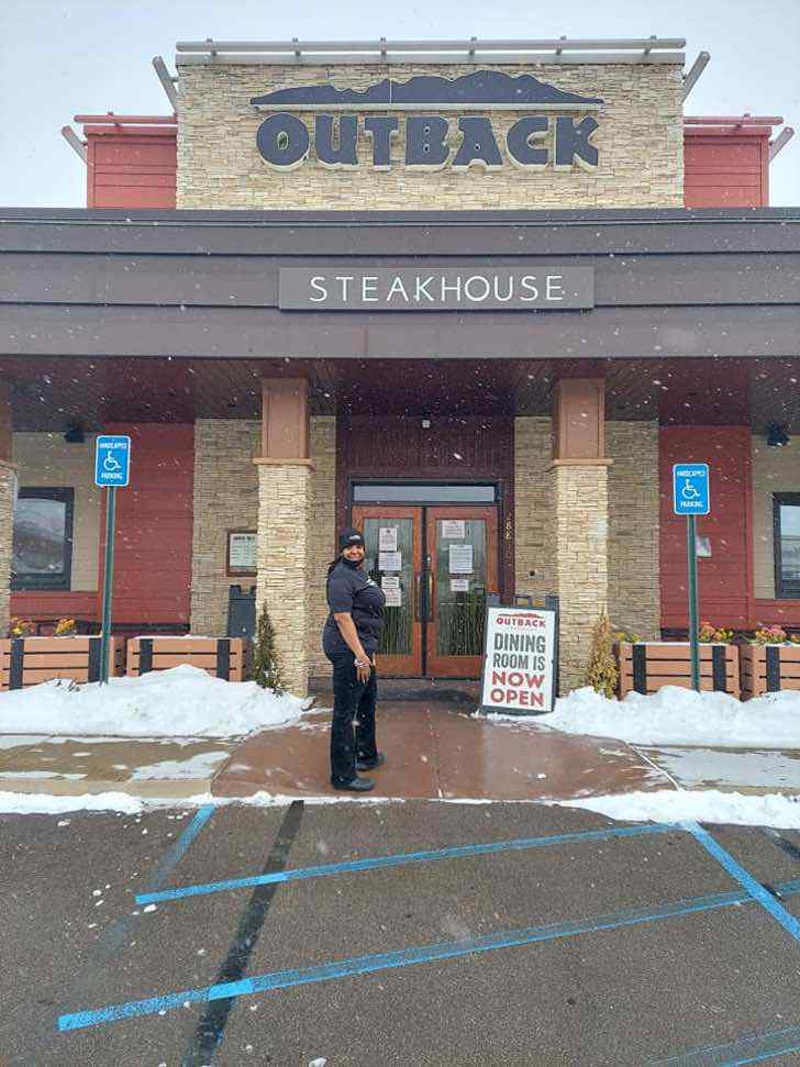 sensivel-mente.com - Garçonete depois de 19 anos trabalhando no Outback Steakhouse agora tem seu próprio restaurante. ELA MERECE!