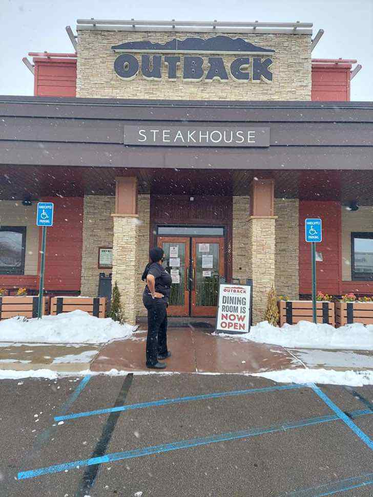 sensivel-mente.com - Garçonete depois de 19 anos trabalhando no Outback Steakhouse agora tem seu próprio restaurante. ELA MERECE!