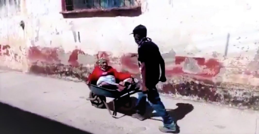 Vídeo mostra filho carregando sua mãe de 100 anos em um carrinho de mão para vaciná-la.