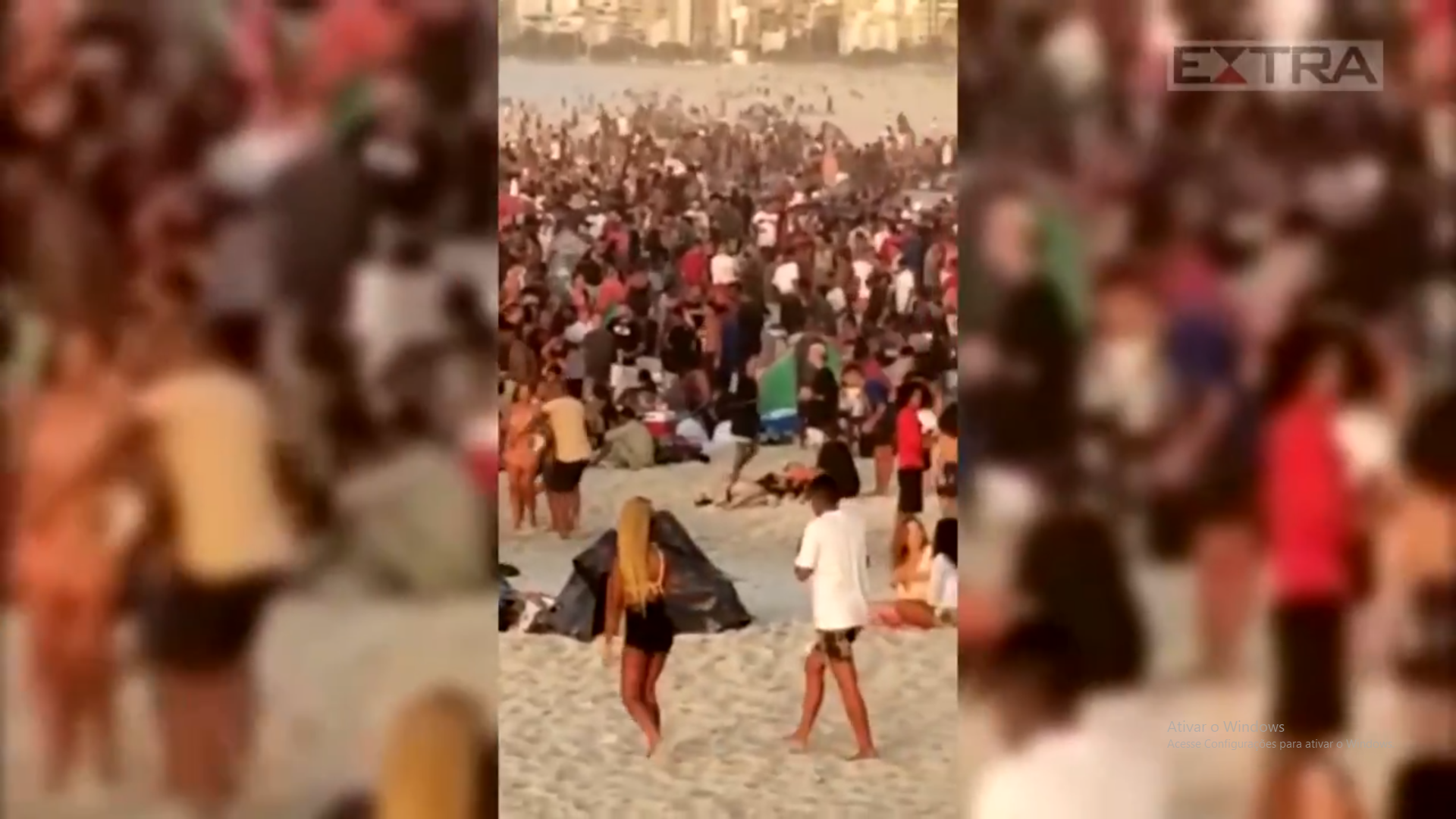 sensivel-mente.com - No domingo (31), praia de Ipanema amanhece lotada e a aglomeração impressiona.