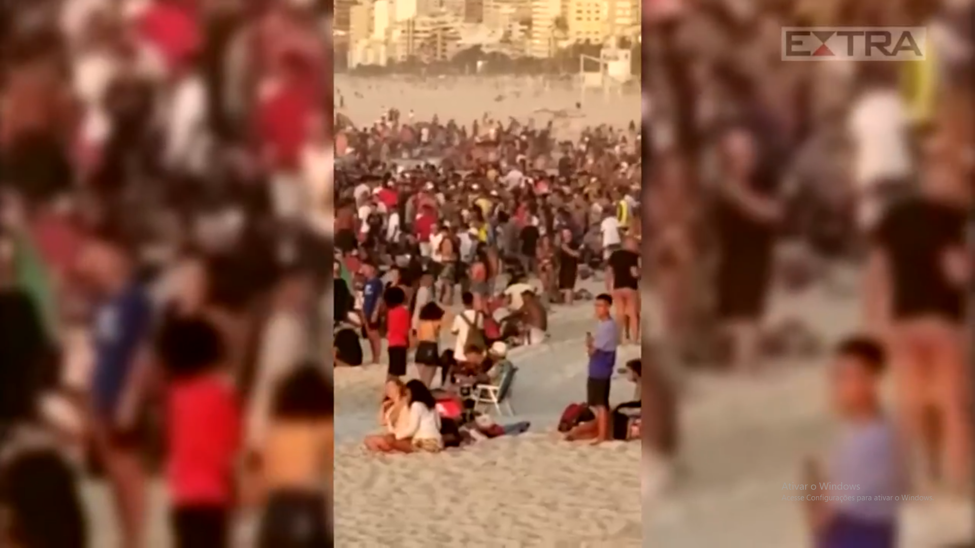 sensivel-mente.com - No domingo (31), praia de Ipanema amanhece lotada e a aglomeração impressiona.