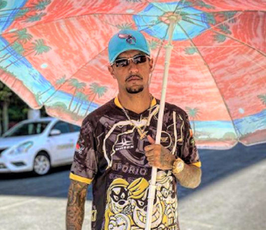 MC Di Magrinho arrecada R$ 61 mil para ajudar menino acorrentado no tonel