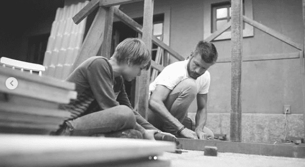 sensivel-mente.com - Rodrigo Hilbert aparece construindo uma casinha de madeira para a filha e f&atilde;s enlouquecem