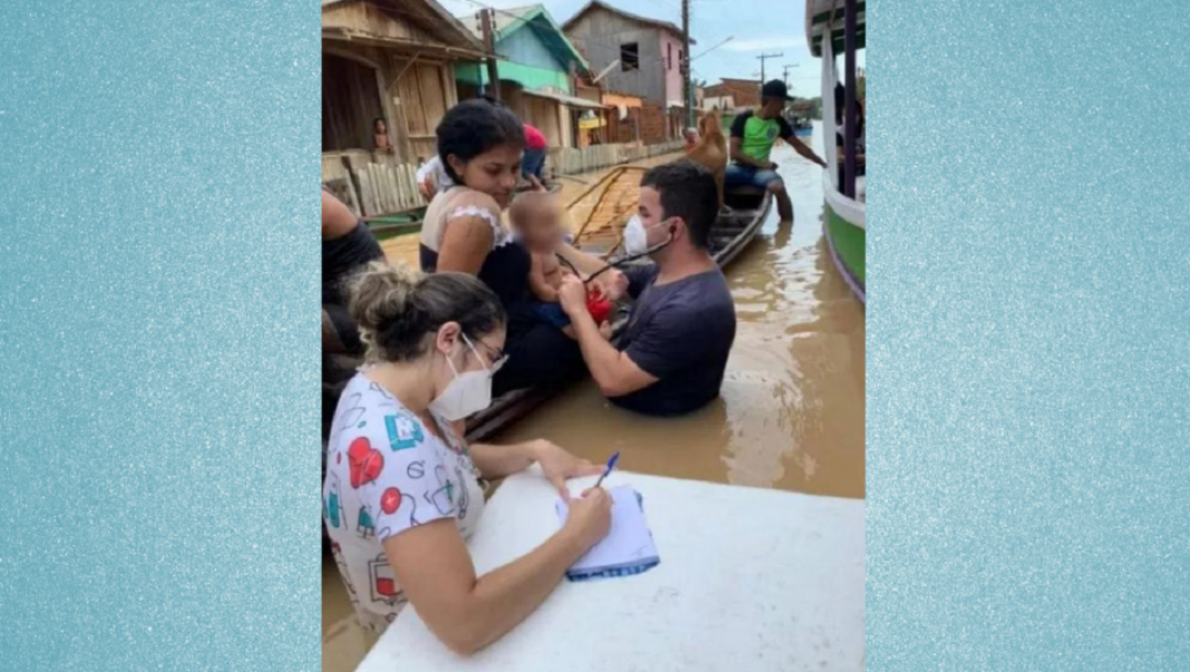 O médico Rodrigo Damasceno com água pela cintura faz atendimento em Tarauacá – EXEMPLO DE SER HUMANO!
