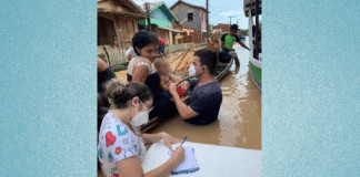 O médico Rodrigo Damasceno com água pela cintura faz atendimento em Tarauacá – EXEMPLO DE SER HUMANO!