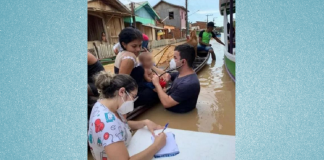 O médico Rodrigo Damasceno com água pela cintura faz atendimento em Tarauacá – EXEMPLO DE SER HUMANO!