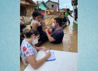 O médico Rodrigo Damasceno com água pela cintura faz atendimento em Tarauacá – EXEMPLO DE SER HUMANO!