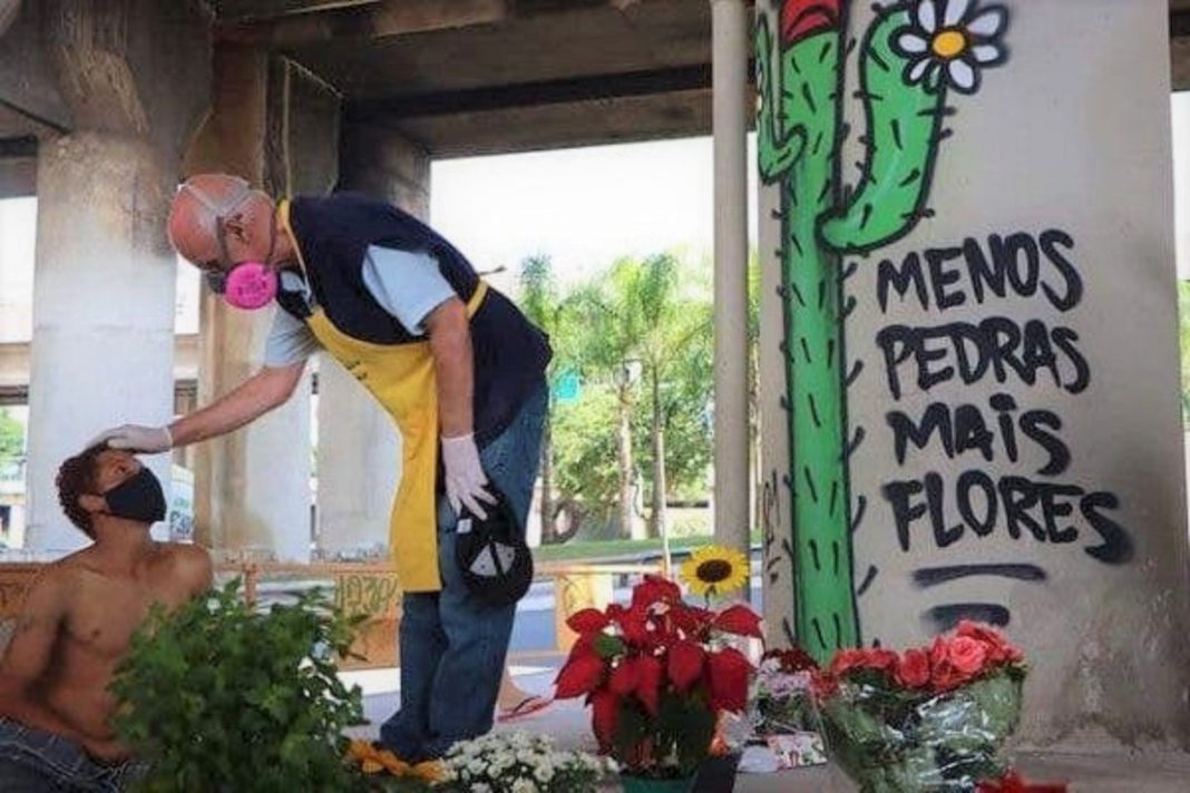 Padre Júlio esparramou flores no local que a prefeitura colocou pedras para evitar moradores de rua (vídeo)