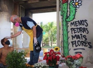 Padre Júlio esparramou flores no local que a prefeitura colocou pedras para evitar moradores de rua (vídeo)