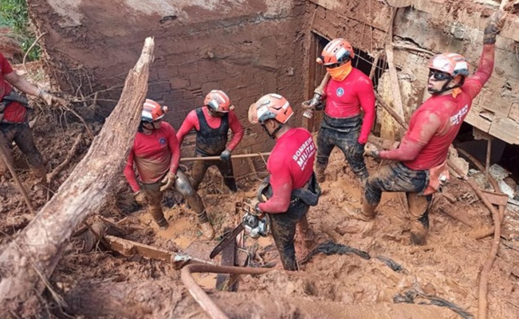 Chuva provoca mortes e deixa desaparecidos em Santa Maria de Itabira (MG); veja vídeo de resgate durante deslizamento