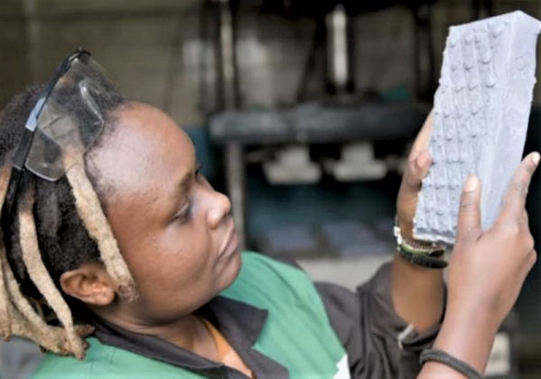 Engenheira converte plásticos em tijolo muito mais resistente que o concreto