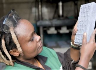 Engenheira converte plásticos em tijolo muito mais resistente que o concreto