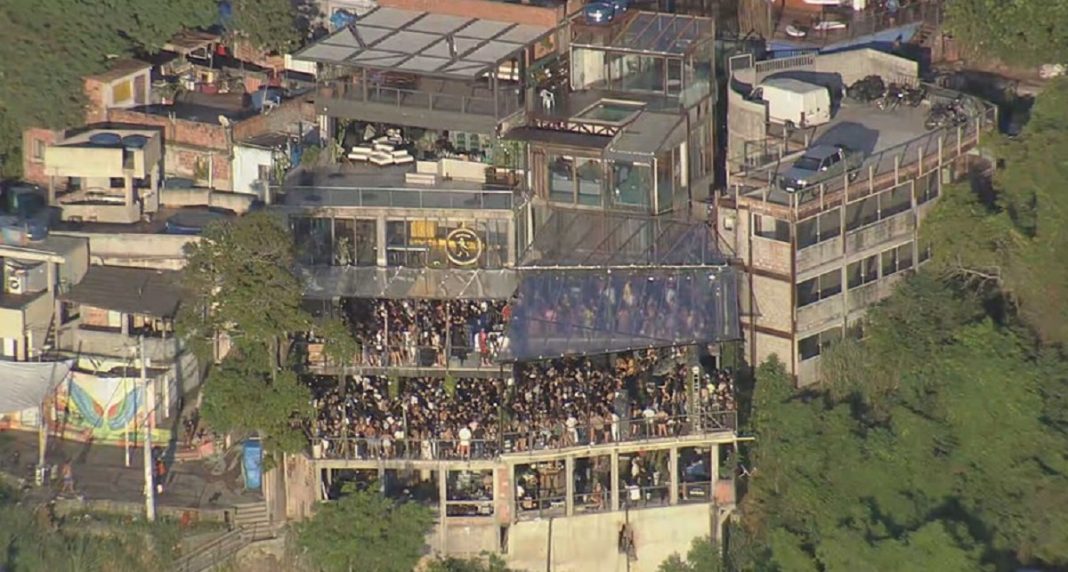 Festas clandestinas e aglomerações embalam a madrugada se estendendo até a manhã da terça-feira (16) no Rio (vídeo)