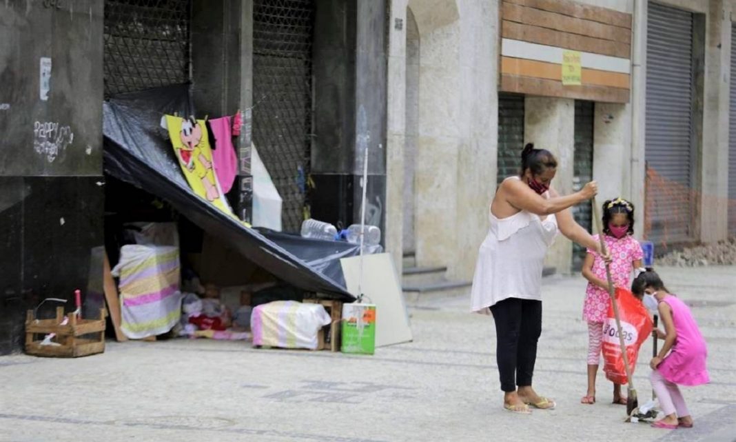 Mãe moradora de rua transformou a calçada em um LAR para as filhas