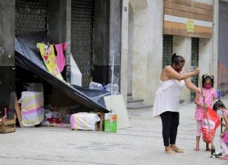 Mãe moradora de rua transformou a calçada em um LAR para as filhas