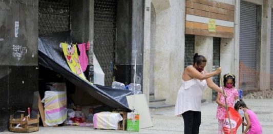 Mãe moradora de rua transformou a calçada em um LAR para as filhas