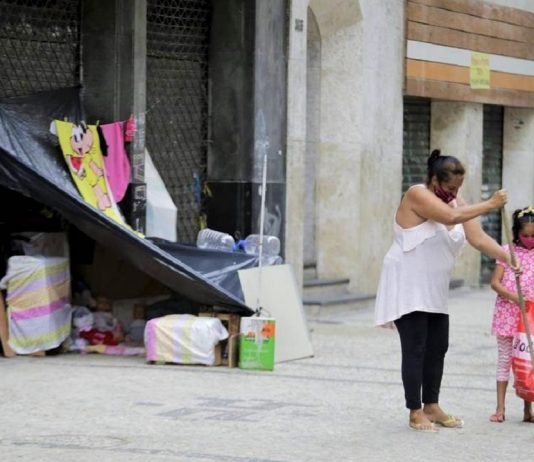 Mãe moradora de rua transformou a calçada em um LAR para as filhas