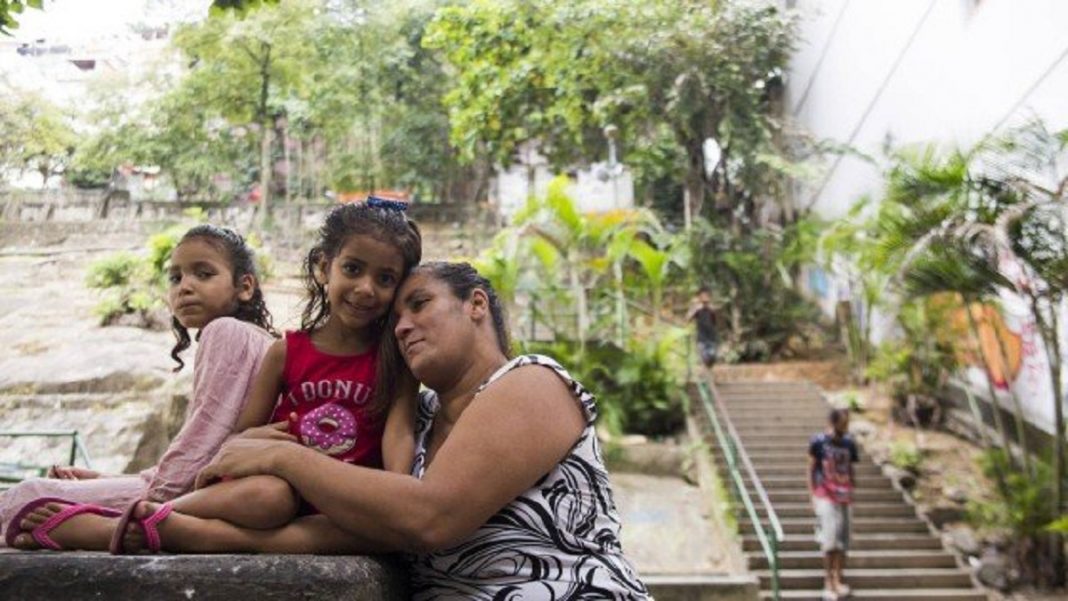 O sofrimento da família que se divide entre viver em uma calçada do Rio e uma casa inacabada sem janela e porta comove internautas e gera onda de ajuda (vídeo)