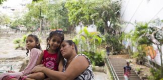 O sofrimento da família que se divide entre viver em uma calçada do Rio e uma casa inacabada sem janela e porta comove internautas e gera onda de ajuda (vídeo)