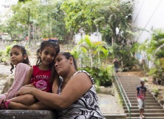 O sofrimento da família que se divide entre viver em uma calçada do Rio e uma casa inacabada sem janela e porta comove internautas e gera onda de ajuda (vídeo)
