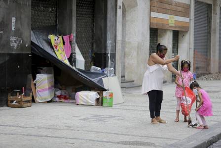 sensivel-mente.com - O sofrimento da família que se divide entre viver em uma calçada do Rio e uma casa inacabada sem janela e porta comove internautas e gera onda de ajuda (vídeo)