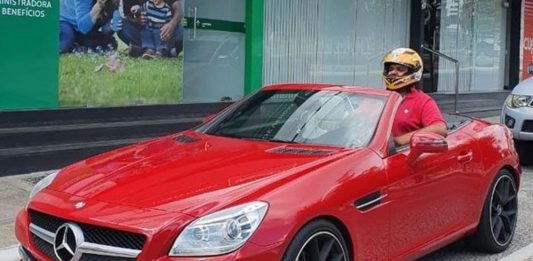 Paraibano comprou carro de luxo e “não coube dentro”, o vídeo viralizou e rendeu muitas risadas!