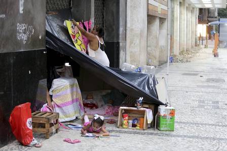 sensivel-mente.com - O sofrimento da família que se divide entre viver em uma calçada do Rio e uma casa inacabada sem janela e porta comove internautas e gera onda de ajuda (vídeo)