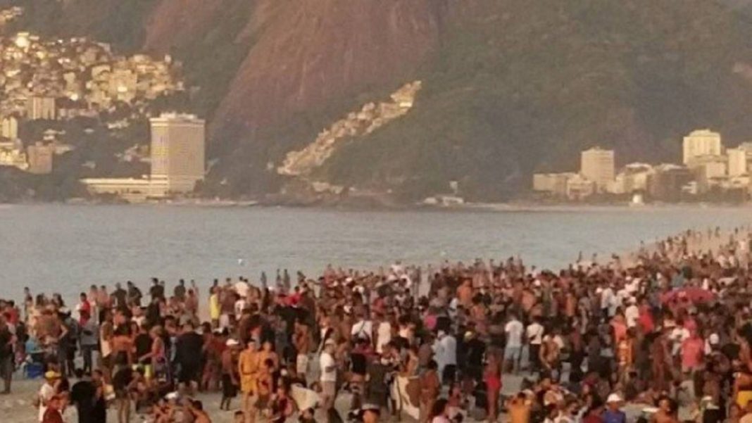 No domingo (31), praia de Ipanema amanhece lotada e a aglomeração impressiona.