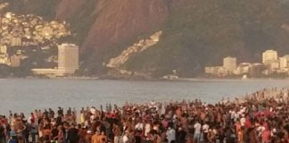 No domingo (31), praia de Ipanema amanhece lotada e a aglomeração impressiona.