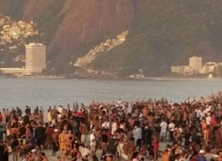 No domingo (31), praia de Ipanema amanhece lotada e a aglomeração impressiona.