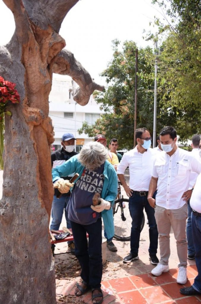 sensivel-mente.com - Escultor de rua transformou uma árvore morta na imagem de Jesus Cristo: "Isto é um presente de Deus.