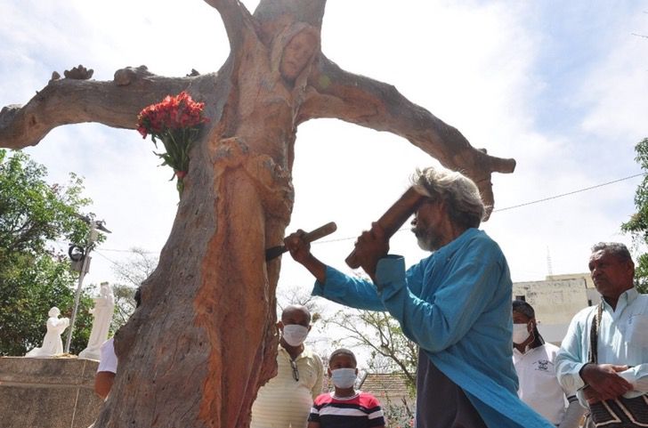 sensivel-mente.com - Escultor de rua transformou uma árvore morta na imagem de Jesus Cristo: "Isto é um presente de Deus.