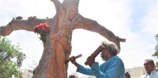 Escultor de rua transformou uma árvore morta na imagem de Jesus Cristo: “Isto é um presente de Deus.