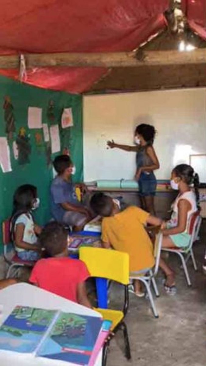 sensivel-mente.com - Érika com apenas 12 anos constrói a "Escola da esperança"