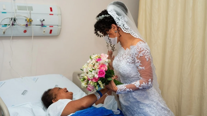 sensivel-mente.com - Noiva visita a mãe no hospital minutos antes de se casar: "Filha, você está aqui"