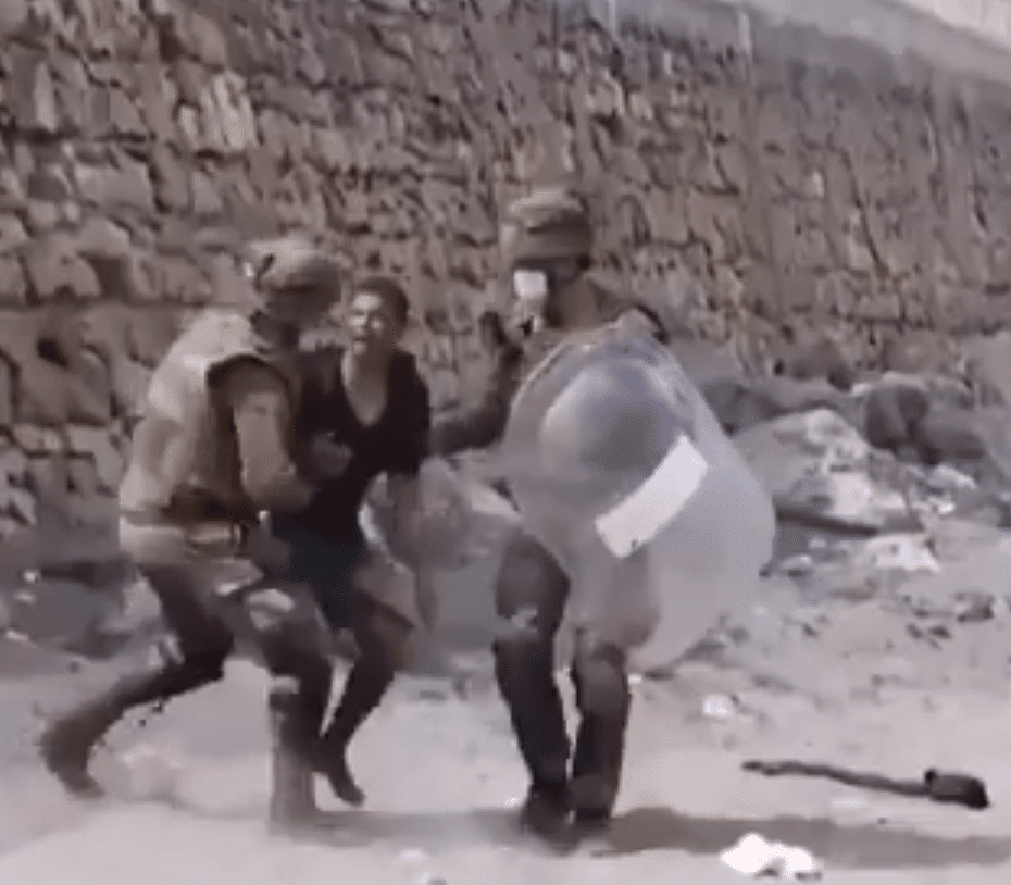 sensivel-mente.com - Adolescente migrante chegou ao enclave espanhol nadando amarrado a garrafas pl&aacute;sticas para flutuar- (Assista ao emocionante v&iacute;deo)