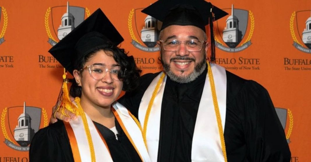 Pai e filha se formam juntos na mesma universidade: eles realizaram o sonho de serem profissionais