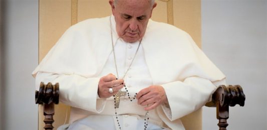 Papa Francisco convoca todos para uma maratona de oração de 30 dias pelo fim da pandemia.