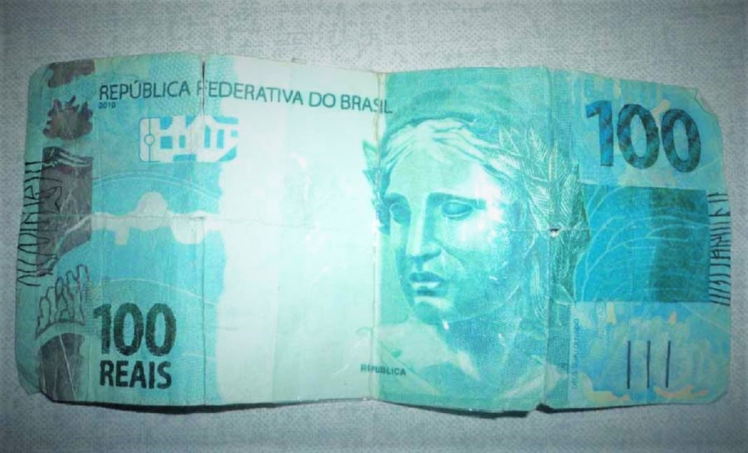 Adolescente vende todos os seus doces no farol e recebe nota falsa de R$.100