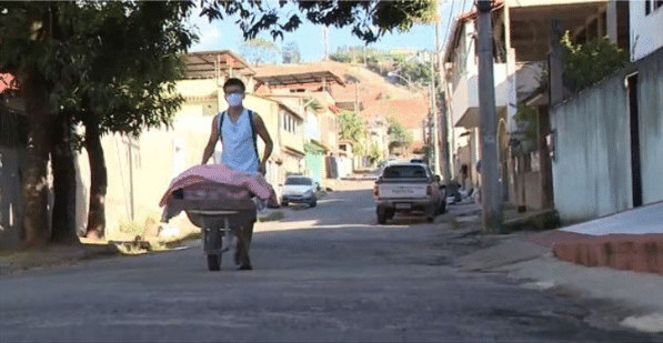 sensivel-mente.com - Adolescente usa um carrinho de m&atilde;o para vender p&atilde;o caseiro. Contribui para as despesas de sua casa!