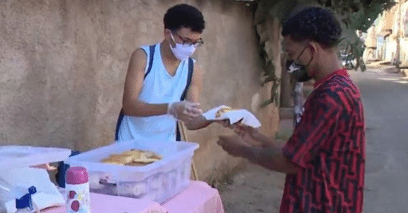 sensivel-mente.com - Adolescente usa um carrinho de m&atilde;o para vender p&atilde;o caseiro. Contribui para as despesas de sua casa!