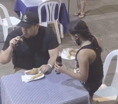 sensivel-mente.com - Garota d&aacute; o seu almo&ccedil;o para uma senhora que pediu comida na rua para comer