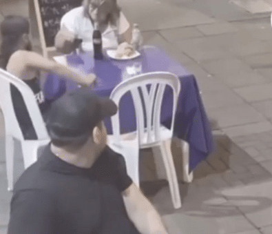 sensivel-mente.com - Garota d&aacute; o seu almo&ccedil;o para uma senhora que pediu comida na rua para comer