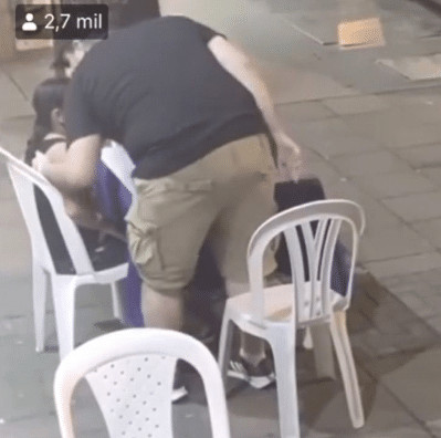 sensivel-mente.com - Garota d&aacute; o seu almo&ccedil;o para uma senhora que pediu comida na rua para comer
