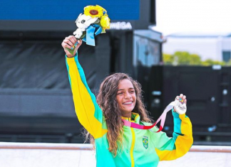 Rayssa Leal, aos 13 anos, conquista medalha de prata no Skate para o Brasil!