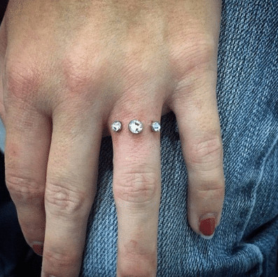 sensivel-mente.com - "Bridal Piercing": A tend&ecirc;ncia para substituir as alian&ccedil;as de casamento. Os m&eacute;dicos n&atilde;o recomendam
