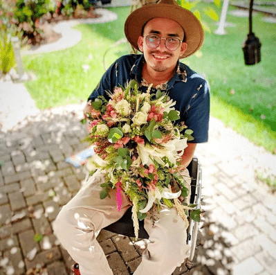 sensivel-mente.com - Um jovem cadeirante tornou-se decorador, apesar de ter sido informado de que n&atilde;o poderia. Ele administra