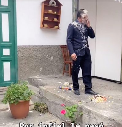 sensivel-mente.com - O homem faz uma serenata para a esposa no aniversário dela e ela o recebeu com um bolo na cara por ser INFIEL